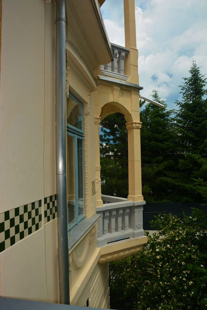 Balkon vile s pogledom na okolico