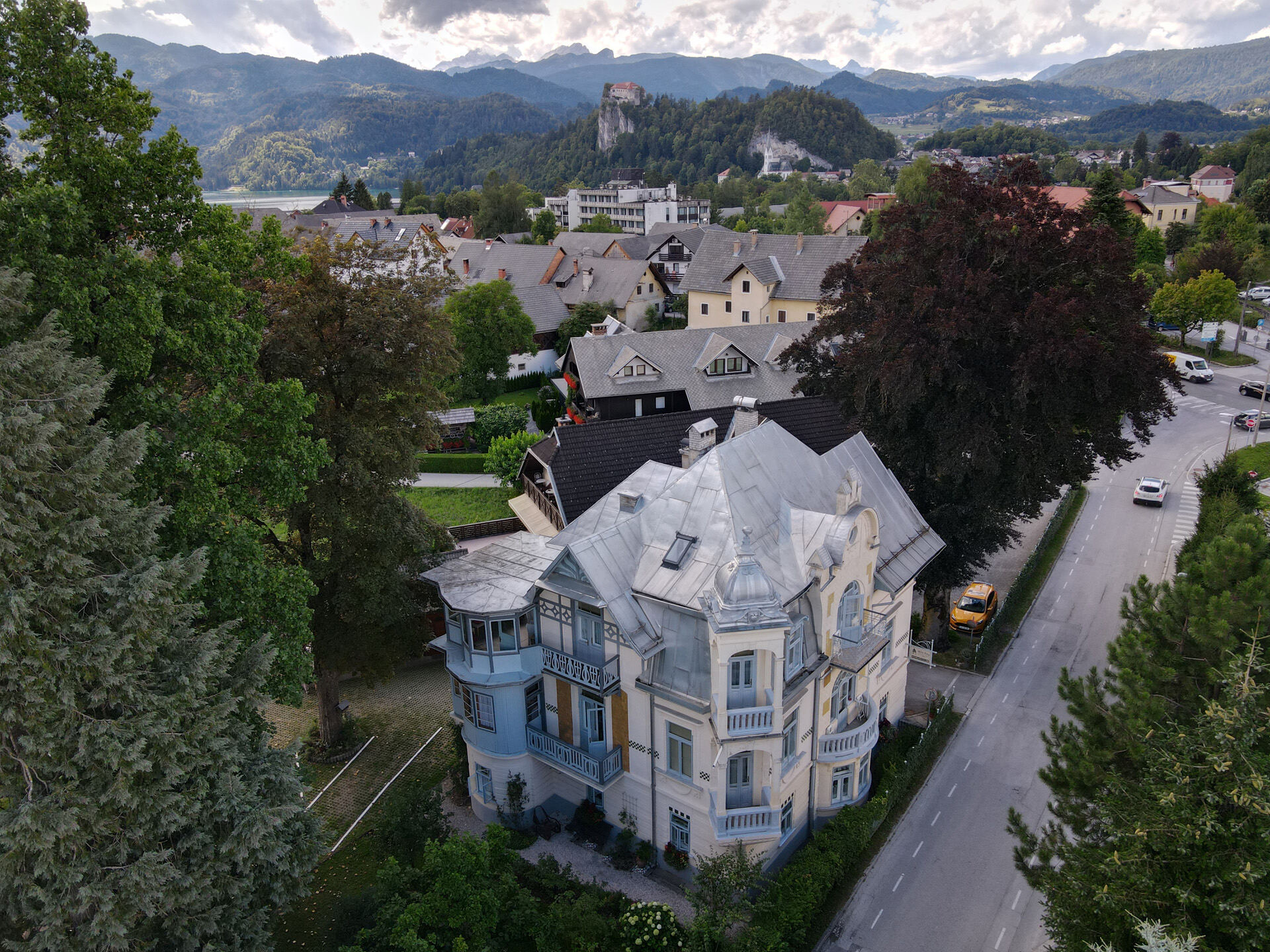Vila Ana Bled — secesijska vila z Blejskim gradom v ozadju