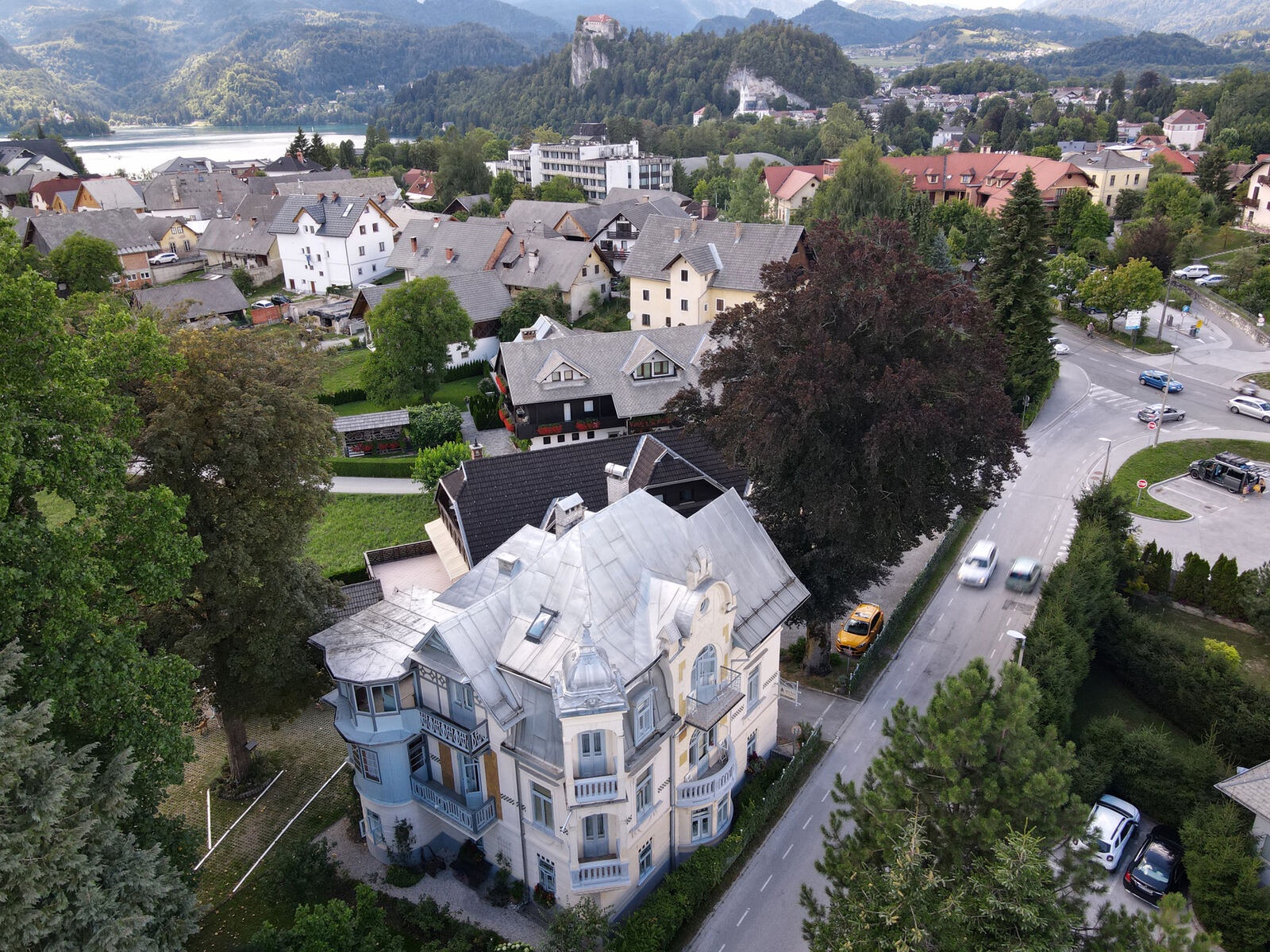 Vila Ana iz zraka — Blejski grad in jezero v ozadju